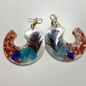 Introducing our exquisite collection of Drye flowers earrings